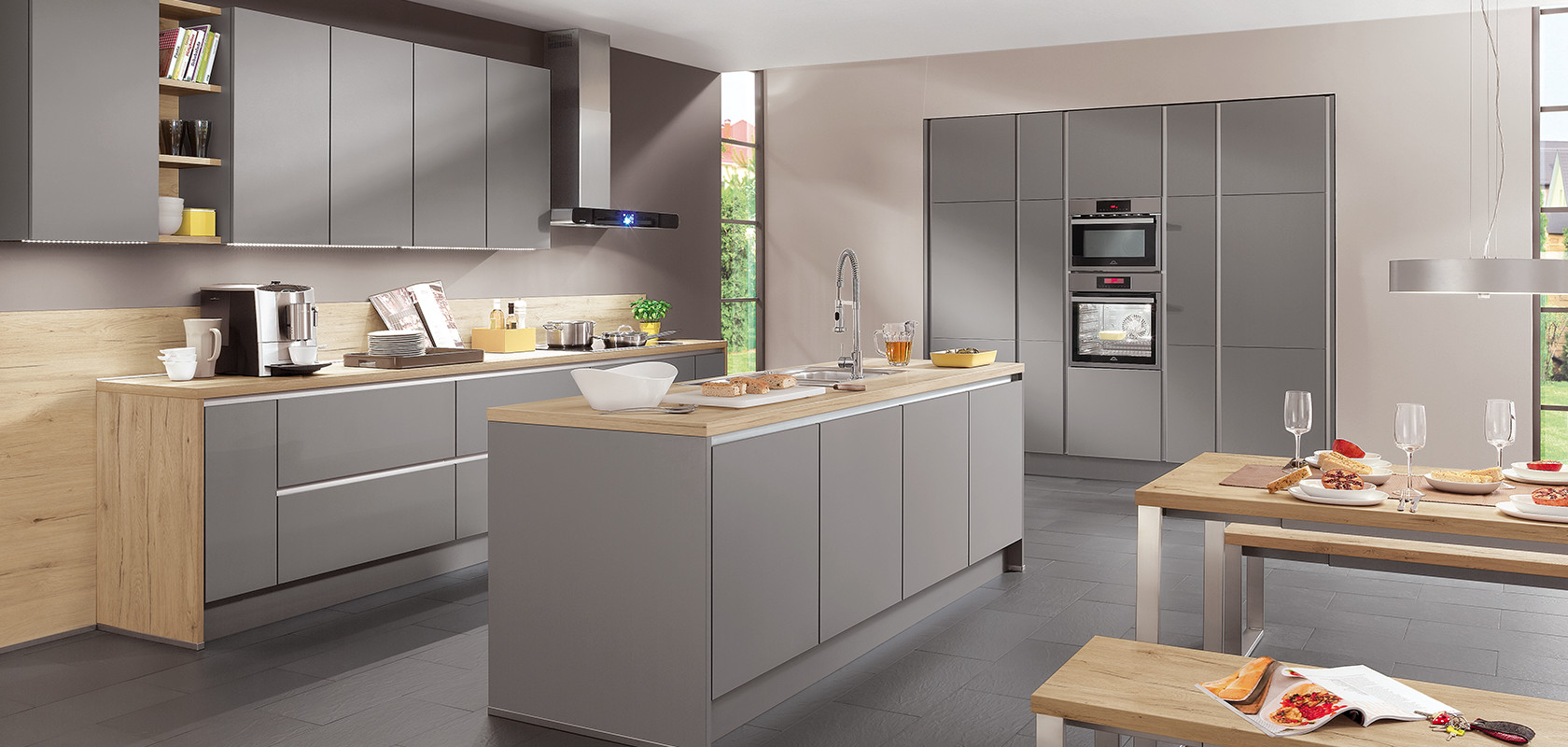 The range of fronts and units of the handleless LINE N kitchen system is notable for its great diversity. The selection encompasses a total of 37 modern fronts of high-quality workmanship and roughly 500 different kinds of units. The planned end of run for LINE N kitchens can be designed in a variety of ways using end upright panels or front uprights. With large door sizes, e.g. fridge/freezer combinations, it is recommended that the recessed handle direction run vertically – as in this tall unit combination – for ergonomic reasons.